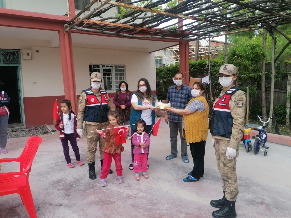 Jandarmadan çocuğa doğum günü kutlaması 