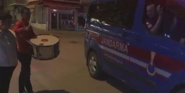 Jandarma ekibinden davulcuya mani dersi!