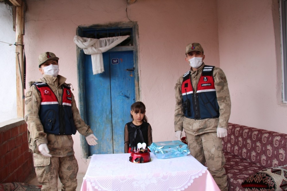 Jandarma’dan Elif Nisa’ya sürpriz doğum günü kutlaması 