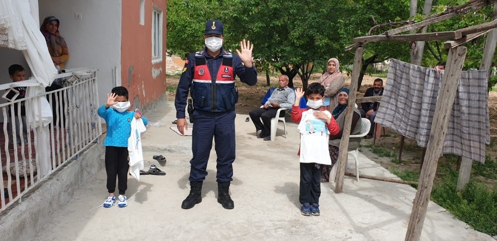Jandarma’dan evde kalan çocuklara hediye 
