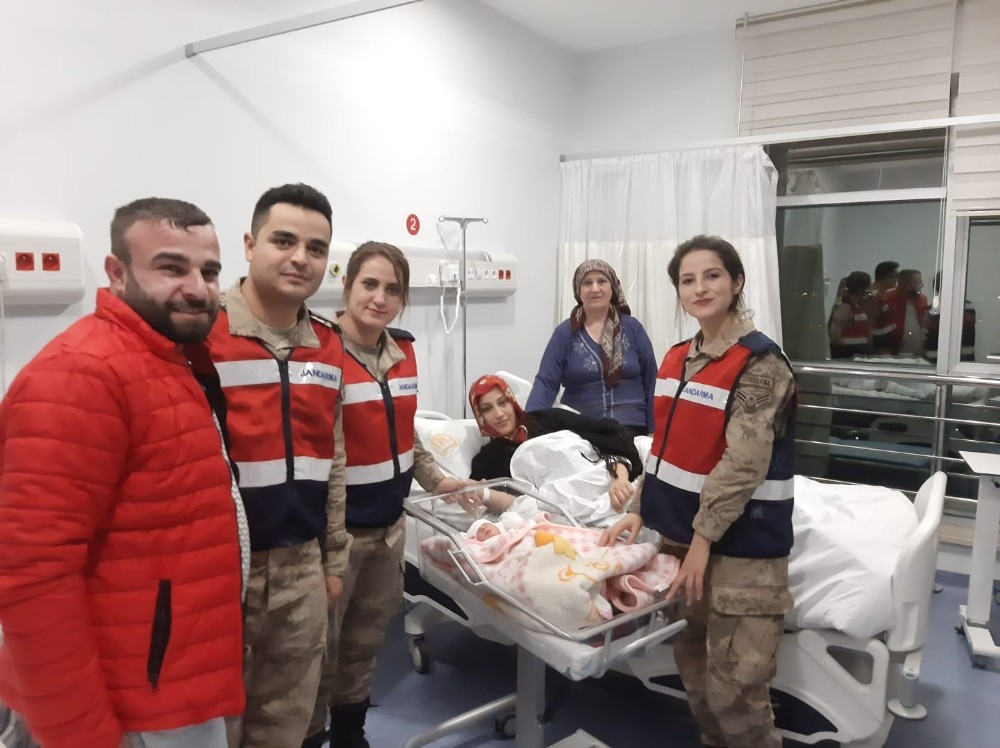 Jandarma’dan hoş geldin bebek ziyareti 