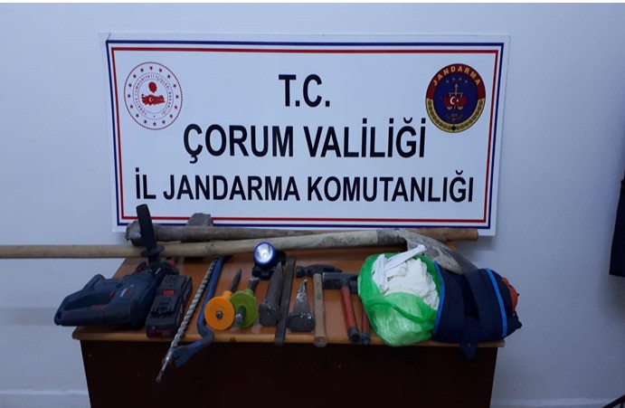 Jandarma’dan kaçak kazı yapan gruplara suçüstü 