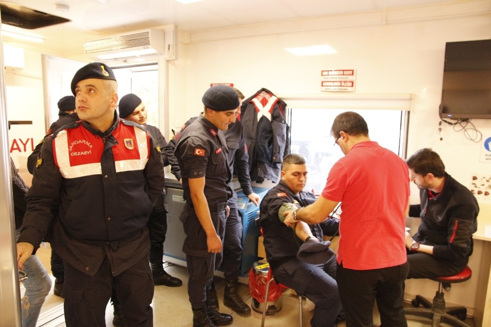 Jandarma’dan kan bağışı 