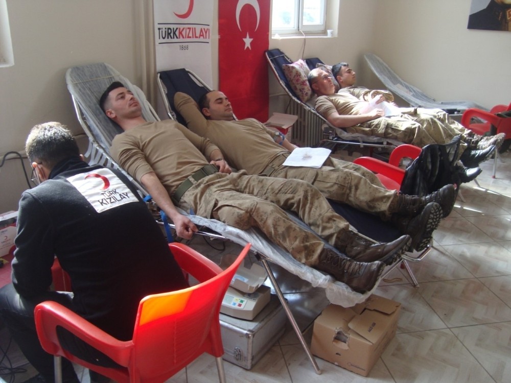 Jandarmadan Kızılay’a kan bağışı 