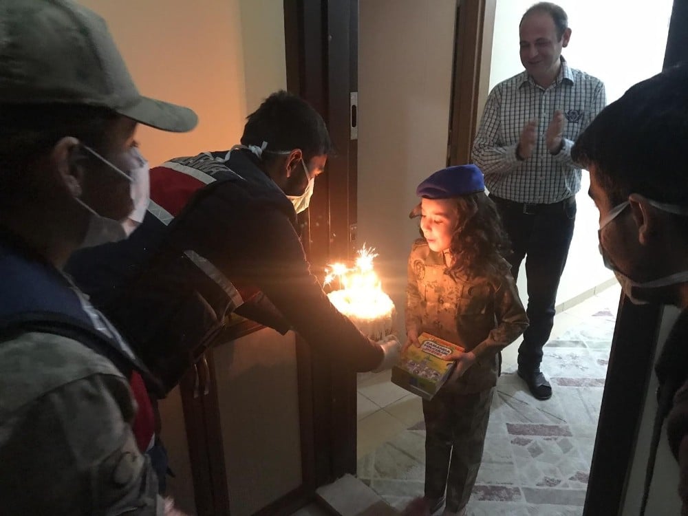 Jandarmadan küçük Elif Su’ya doğum günü sürprizi 