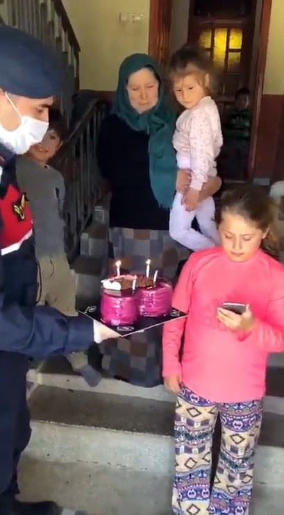 Jandarmadan minik Azra’ya doğum günü sürprizi 