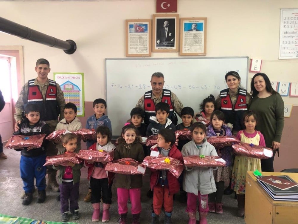 Jandarma’dan miniklere yılbaşı hediyesi 