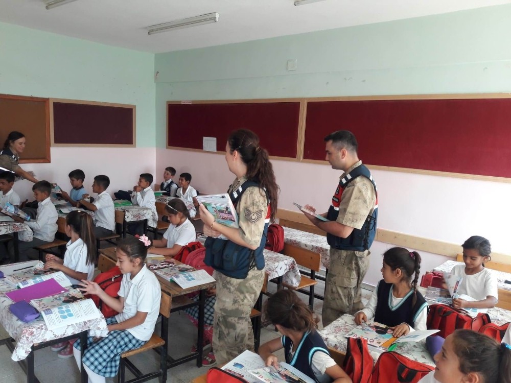 Jandarma’dan öğrencilere dergi 