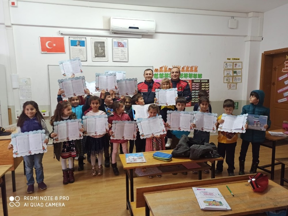 Jandarmadan öğrencilere karne hediyesi, kurallara uymayan servisçilere ceza 