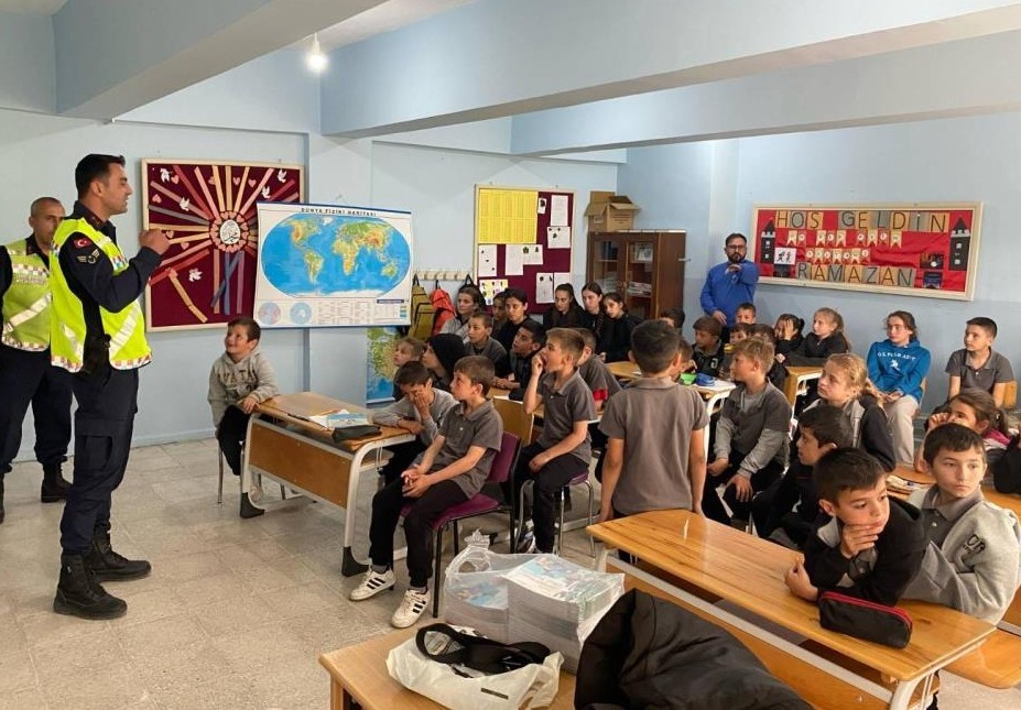Jandarmadan öğrencilere trafik eğitimi! Kurallar tek tek anlatıldı