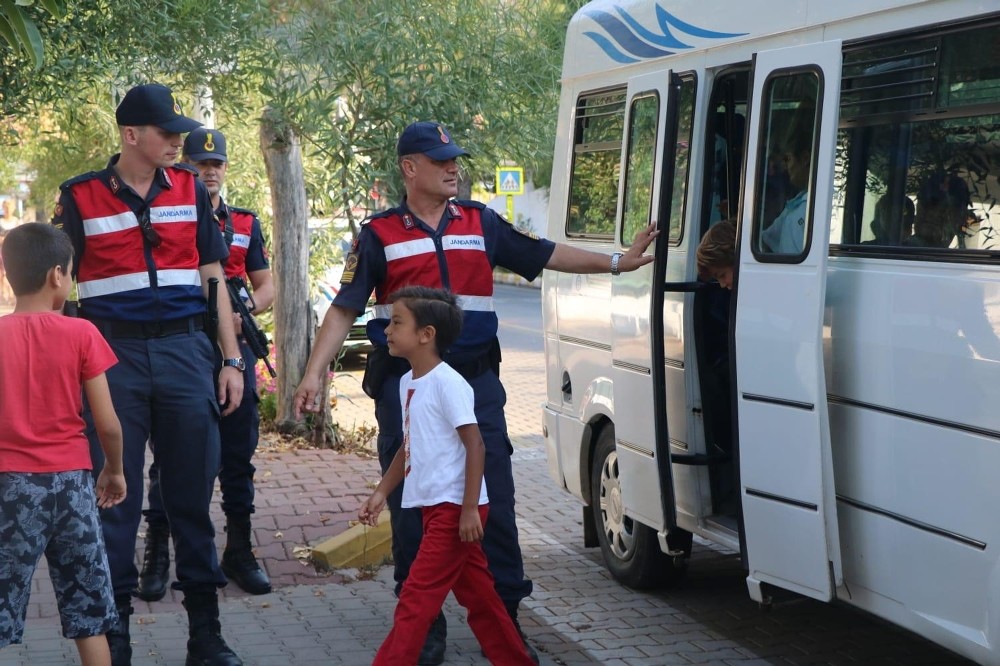 Jandarma’dan okul önlerinde ‘Huzur ve Güven’ uygulaması 