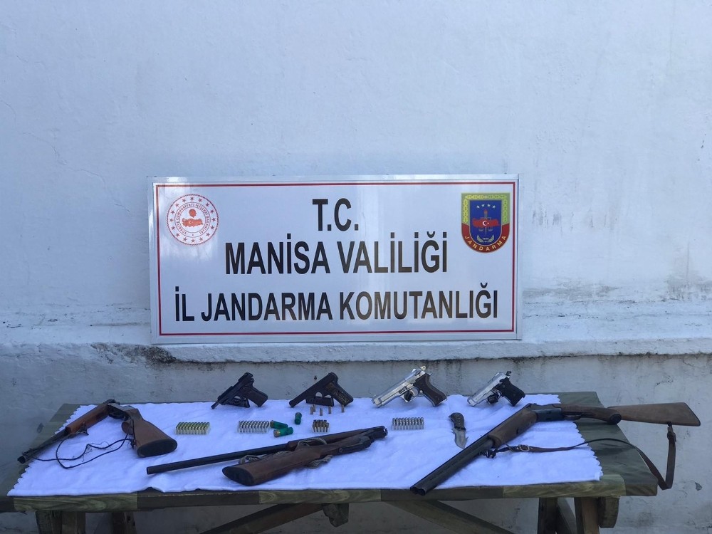 Jandarmadan ruhsatsız silah operasyonu: 3 gözaltı 