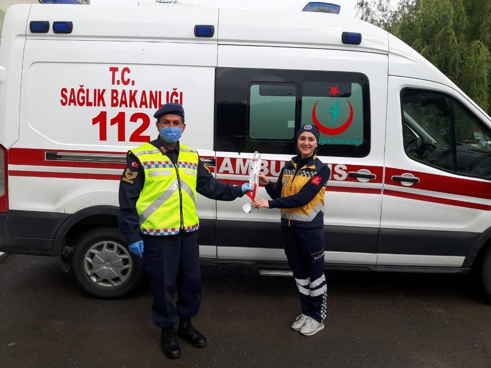 Jandarmadan sağlık çalışanlarına Anneler Günü sürprizi 