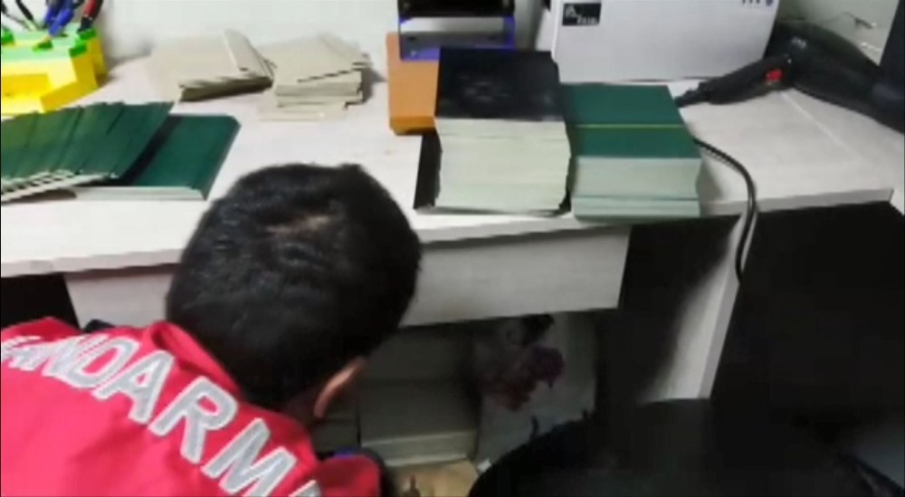 Jandarma’dan sahte kimlik operasyonu 