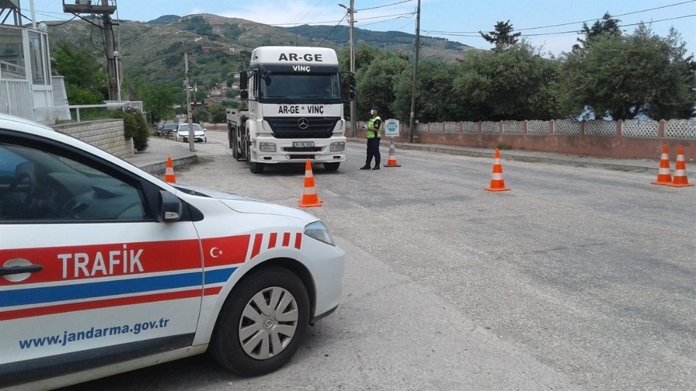 Jandarmadan şehirlerarası yolcu taşıyan bin 159 araca denetim 