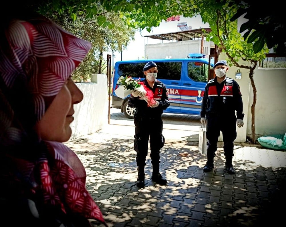 Jandarmadan şehit annelerine Anneler Günü sürprizi 