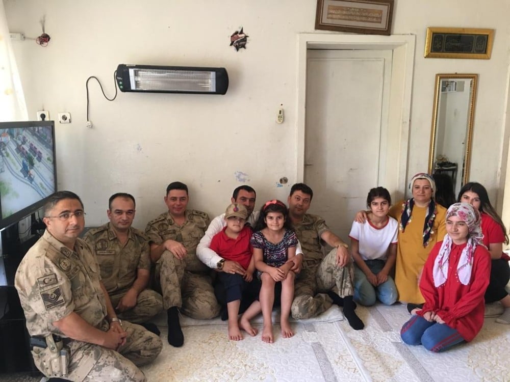 Jandarmadan şehit piyade er Özcan’ın ailesine bayram ziyareti 