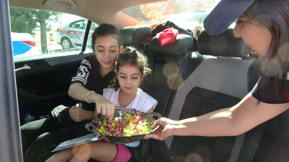 Jandarma’dan şeker ve kolonyalı ‘Kemerin Ses Getirsin’ uygulaması 