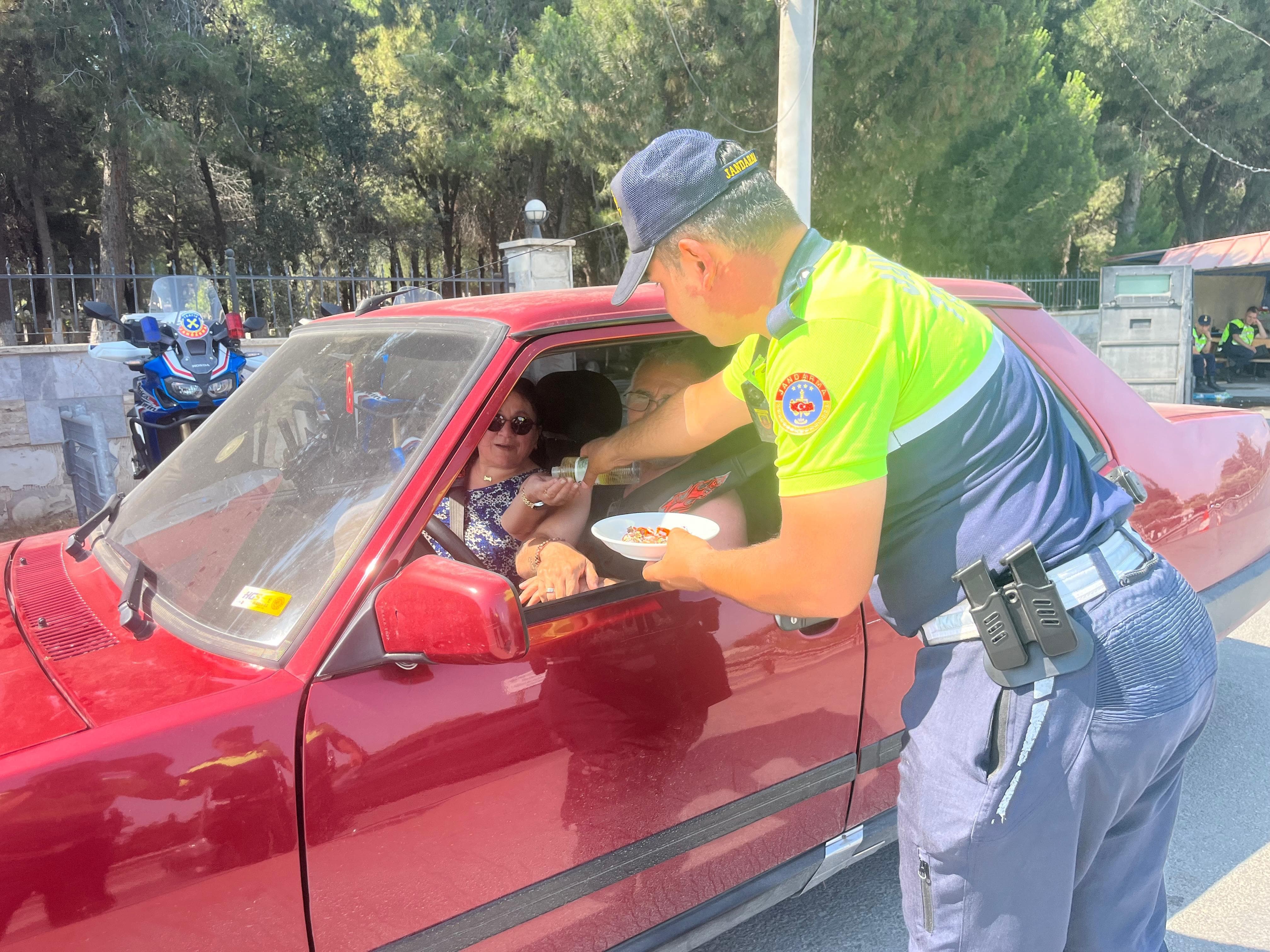 Jandarmadan 'şekerli' trafik denetimi