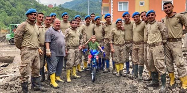 Jandarma’dan sel felaketinde mağdur olan çocuğa anlamlı jest