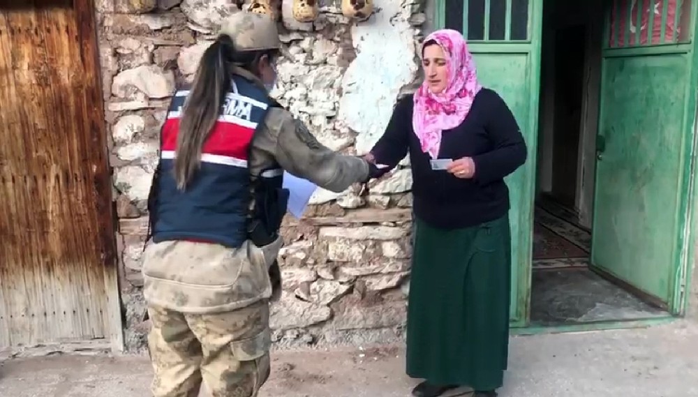 Jandarmadan sosyal yardım mesaisi 