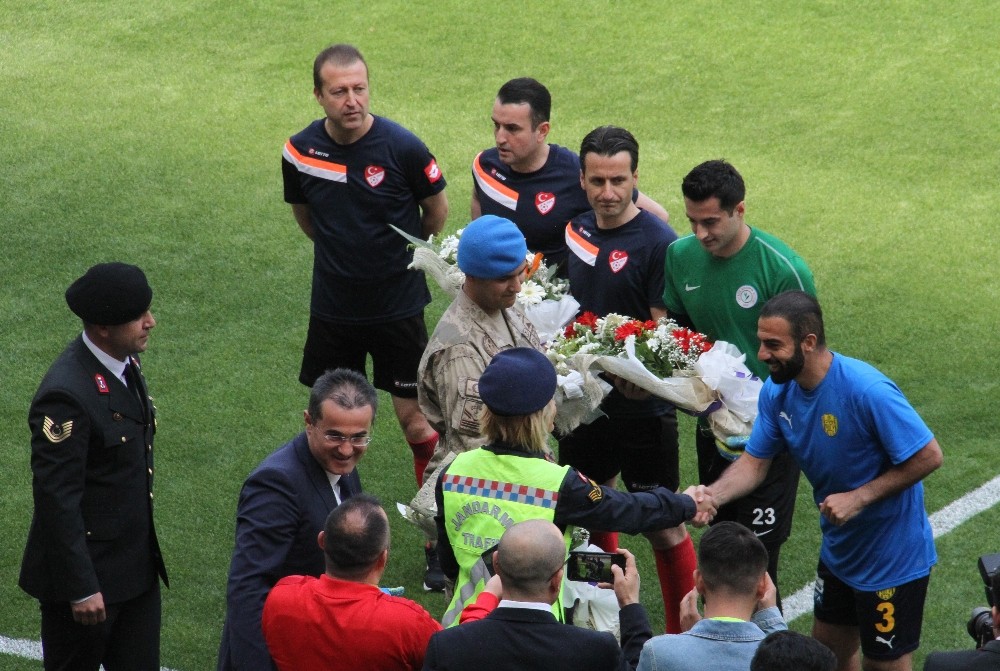 Jandarma’dan takım kaptanlarına çiçek 