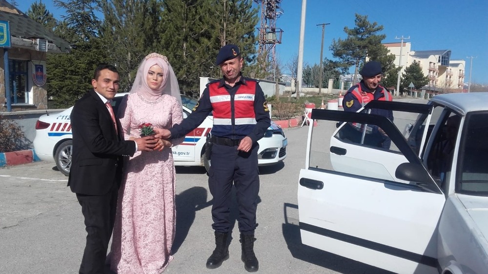 Jandarmadan trafik uygulamasında kadınlara çiçekli kutlama 
