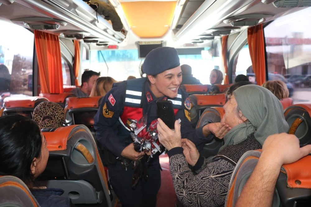 Jandarmadan trafikteki kadınlara karanfil 