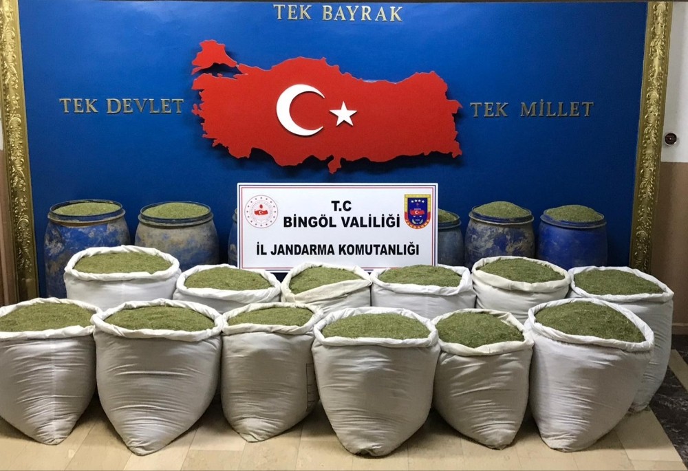 Jandarmadan uyuşturucu operasyonu, 1 ton 351 kilo toz esrar ele geçirildi 