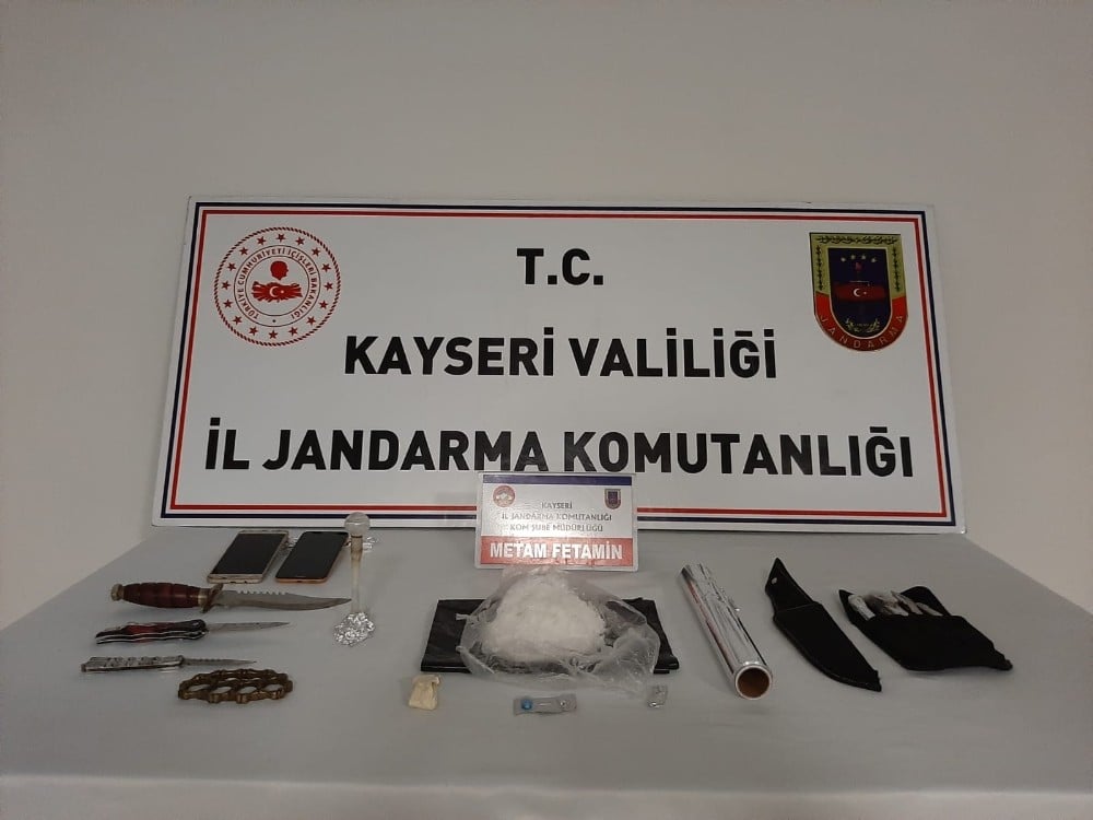 Jandarmadan uyuşturucu tacirlerine gözaltı 