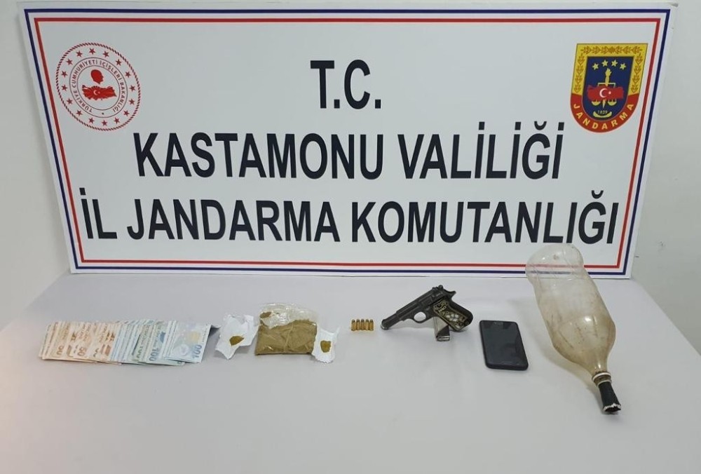Jandarmadan uyuşturucuyla mücadelede 2 kişiyi yakaladı 