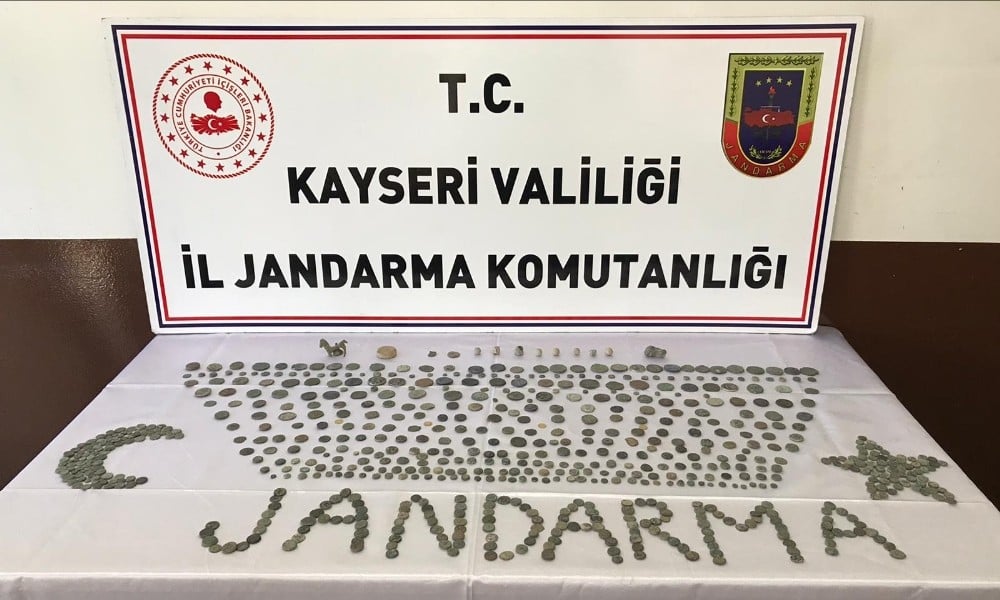 Jandarmanın arama yaptığı evde 711 adet tarihi eser ele geçirildi 