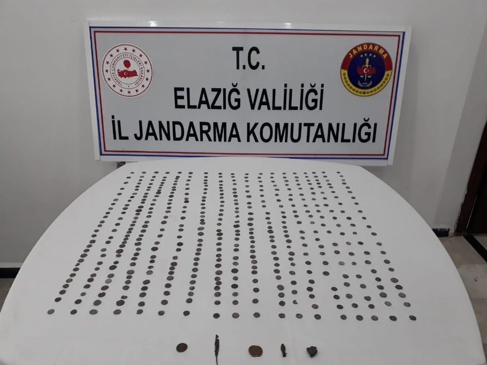 Jandarmanın ele geçirdiği 460 sikke bin 500 yıllık çıktı 