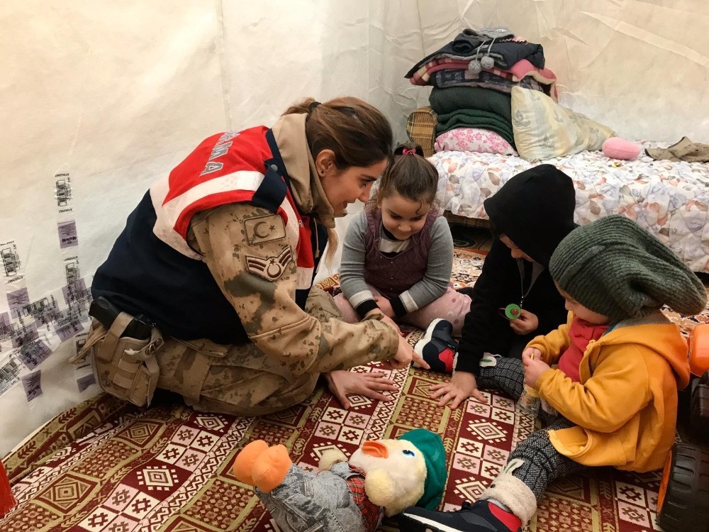 Jandarmanın kadın personelleri, depremzede çocukları yalnız bırakmıyor 