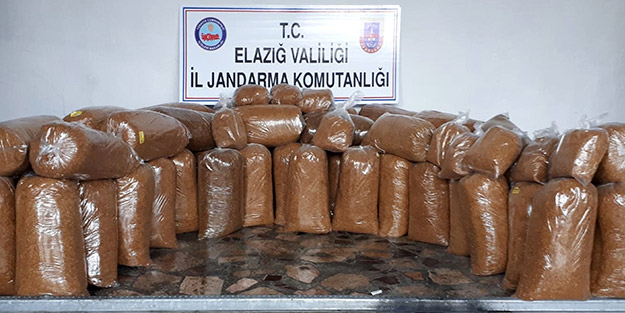Jandarmanın takibe aldığı araçtan yüzlerce kilogram kaçak tütün çıktı