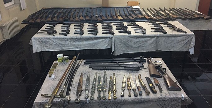 Jandarmanın yaptığı baskında köy evinden cephanelik çıktı