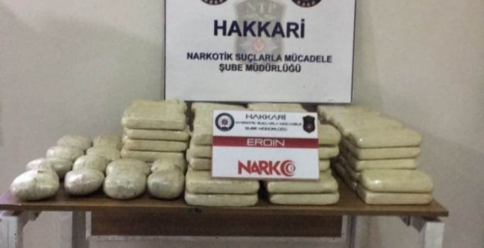 Jandarmayı görünce attıkları çuvallardan eroin çıktı