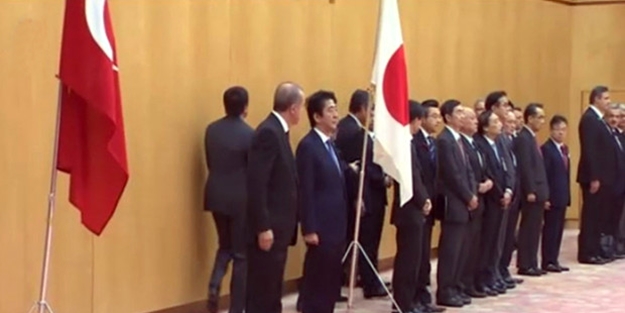 Japon Bakanı ite kaka protokole getirdiler!