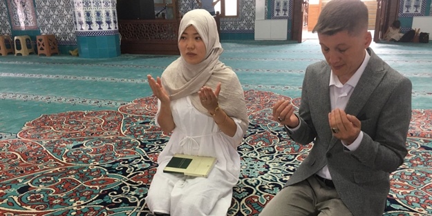 Japon Chisato, Müslüman oldu! İşte mutluluğu gözlerinden okunan kardeşimizin yeni ismi