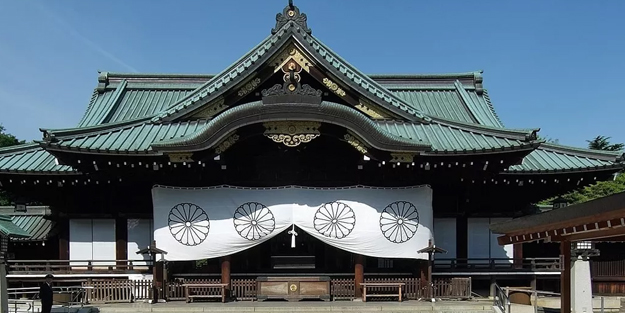 Japon hükümetinden tartışmalı Yasukuni tapınak ziyareti!