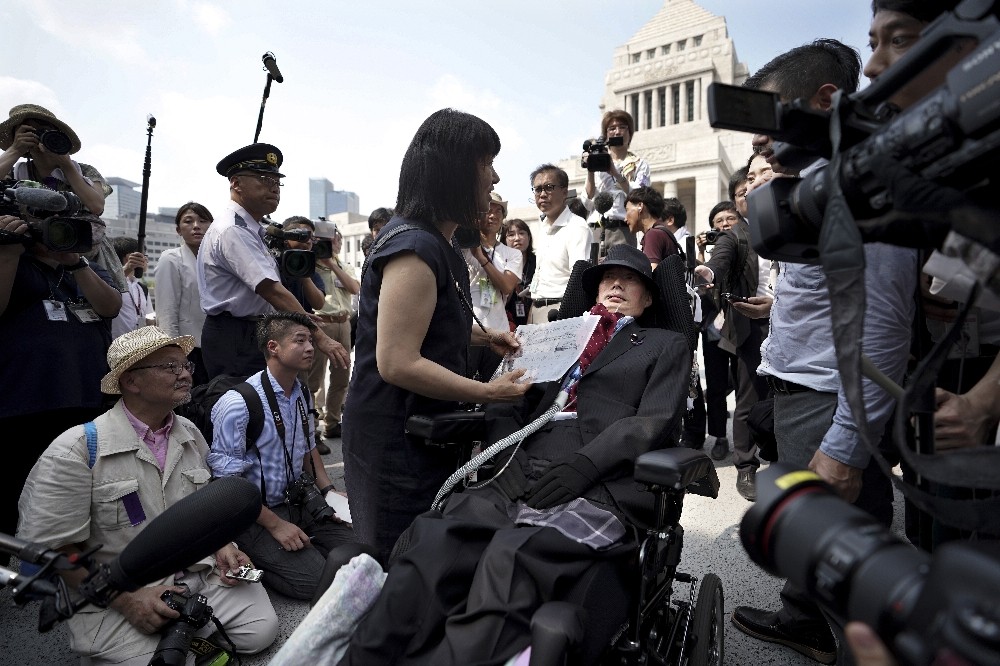 Japon imparatorundan parlamentoya tekerlekli sandalye düzeneği 