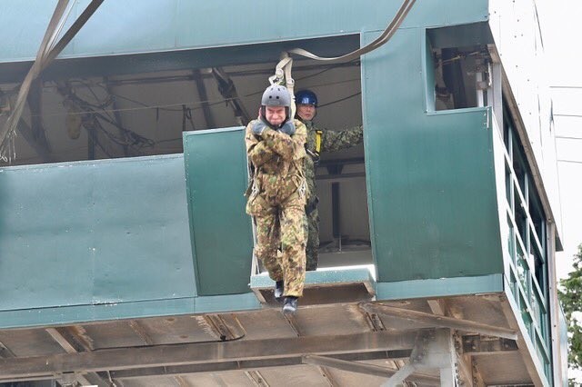 Japon Savunma Bakanı Kono, 11 metre yükseklikten atladı 