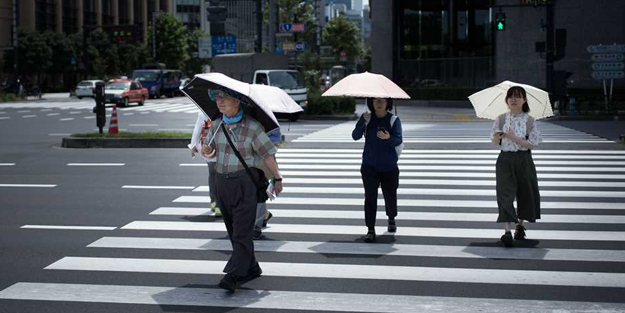 Japonlardan şaşırtan alışkanlık! Şemsiyeleri bakın ne için kullanıyorlar