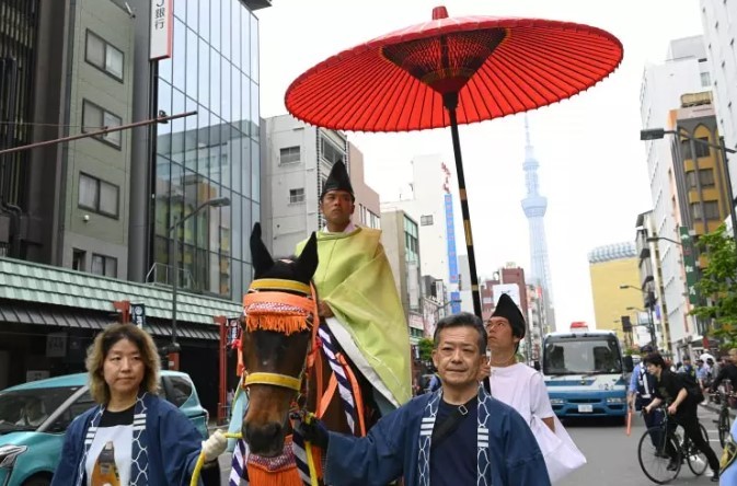 Japonların renkli festivali başladı: 'Sanja Matsuri'