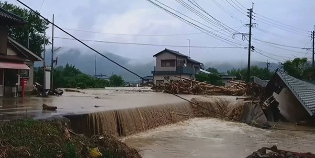 Japonya’da 330 bin kişi tahliye edilecek!