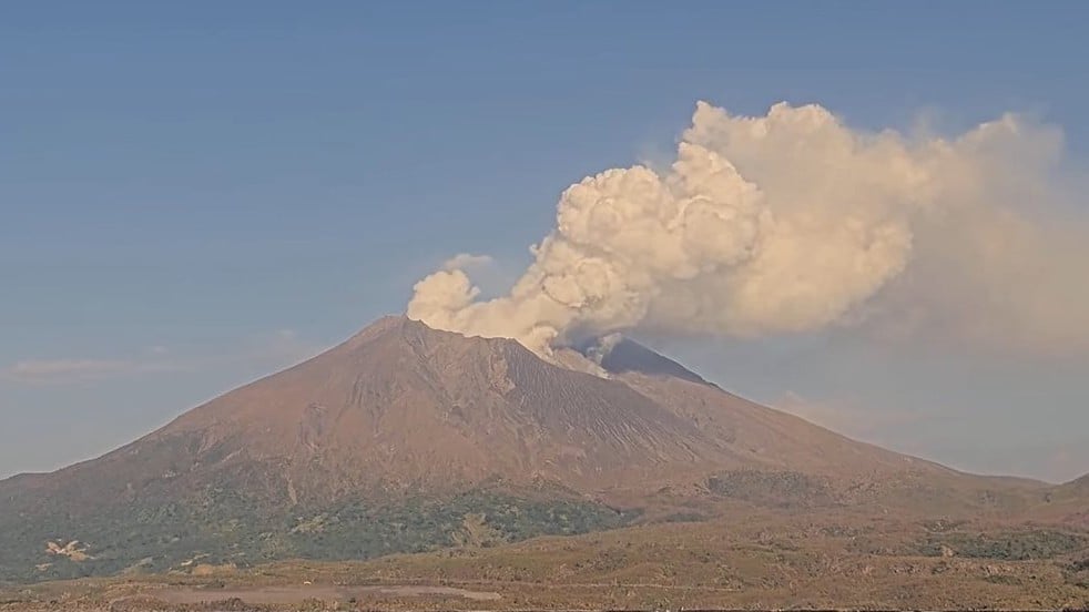 Japonya'da büyük panik! Sakurajima Yanardağı patladı