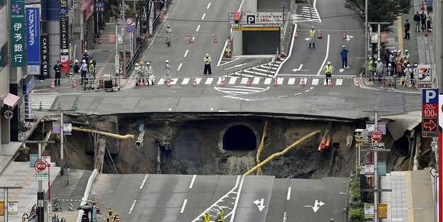 Japonya'da otoyol çöktü