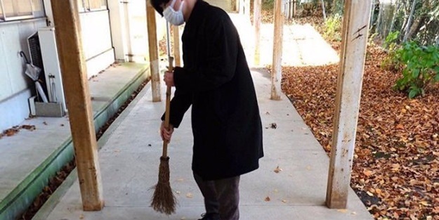 Japonya'da yere düşen yapraklar çöpe atılmıyor! Çünkü...