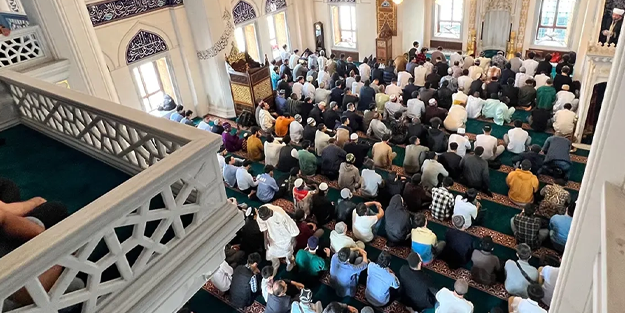 Japonya'daki Tokyo Camii'nde bayram namazı yoğunluk sebebiyle iki kez...