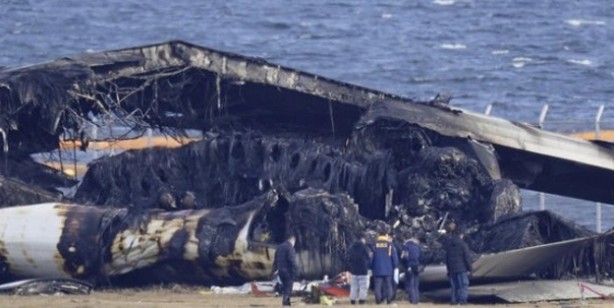 Japonya'daki uçak kazası olayı ülkede sosyal medyayı salladı!Yolcu uçağında bulunan herkesin aklındaki soru: Giriş izni yokmuş